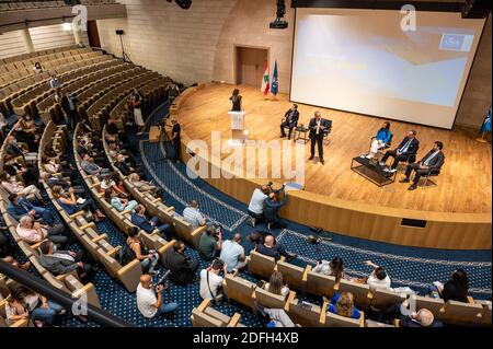 Carlos Ghosn, ancien PDG de Nissan et Renault, et le père Dr. , Président de l'Université Saint-Esprit de Kaslik (à gauche) vu lors d'une conférence de presse à l'Université Saint-Esprit de Kaslik, à Jounieh, au nord de Beyrouth, Liban, le 29 septembre 2020. Neuf mois après sa spectaculaire fuite de Tokyo à Beyrouth, l'exécutif libanais-français a dévoilé un plan pour secouer l'école de commerce. Photo par Ammar Abd Rabbo/ABACAPRESS.COM Banque D'Images