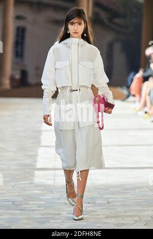 Un modèle marche sur la piste pendant le spectacle de mode ports 1961 prêt à porter Printemps/été 2012 pendant la semaine de la mode des femmes de Milan Printemps/été 2021 le 26 septembre 2020 à Milan, Italie. Photo d'Alain Gil-Gonzalez/ABACAPRESS.COM Banque D'Images