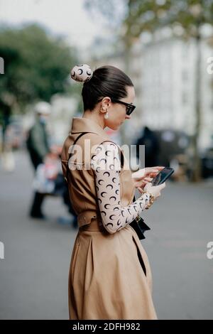 Street style, Julia Comil arrive au spectacle Gauchere Printemps été 2021, qui s'est tenu à espace Commines, Paris, France, le 30 septembre 2020. Photo de Marie-Paola Bertrand-Hillion/ABACAPRESS.COM Banque D'Images