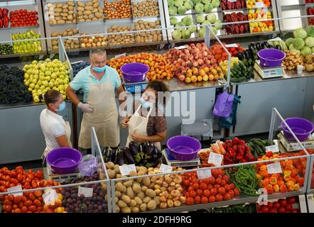 Bucarest, Roumanie - 11 août 2020 : les stands du nouveau marché agroalimentaire Piata Sudului lors de la présentation organisée par le maire du secteur 4 Banque D'Images