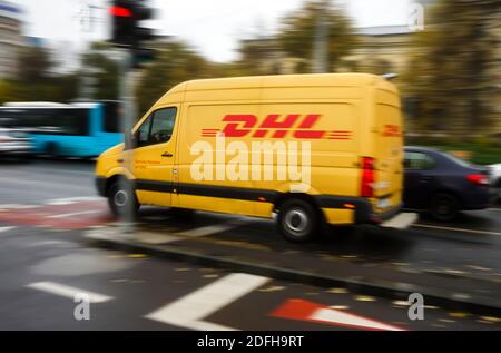 Bucarest, Roumanie - 18 novembre 2020 une livraison jaune DHL qui accélère le trafic à Bucarest. Cette image est destinée à un usage éditorial uniquement. Banque D'Images