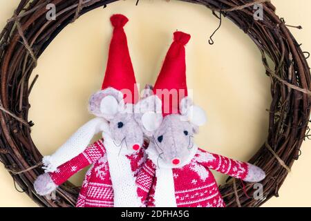 Deux souris balançant sur une couronne de Noël.Cute décoration vintage pour les vacances de Noël. Banque D'Images