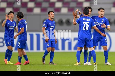 Doha, Qatar. 4 décembre 2020. Les joueurs de Suwon Samsung Bluewings célèbrent après avoir remporté le match du Groupe G entre Vissel Kobe du Japon et Suwon Samsung Bluewings de Corée du Sud à la Ligue des champions 2020 de l'AFC à Doha, capitale du Qatar, le 4 décembre 2020. Credit: Nikku/Xinhua/Alay Live News Banque D'Images