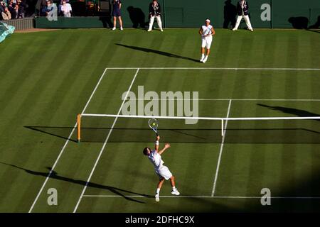 Tim Henman, de Grande-Bretagne, a frappé un gros-dessus à Carlos Moya, d'Espagne, lors de leur deuxième match rond sur le Centre court à Wimbledon en 2007. Banque D'Images