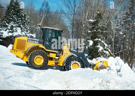 Le chargeur frontal Deere déblayage de la neige sur le côté de la route. Kimball Wisconsin WI USA Banque D'Images