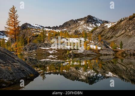 WA18683-00...WASHINGTON - sommets des Entiat Mountains se reflétant dans le lac Lower Ice dans la région sauvage de Glacier Peak. Banque D'Images