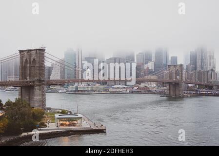 Vue sur le pont de Brooklyn depuis le pont de Manhattan, à New York Banque D'Images