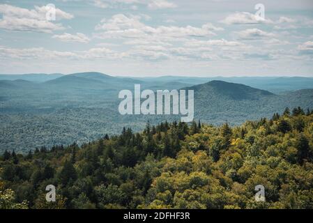 Vue depuis le mont Saint Regis, dans les montagnes Adirondack, New York Banque D'Images