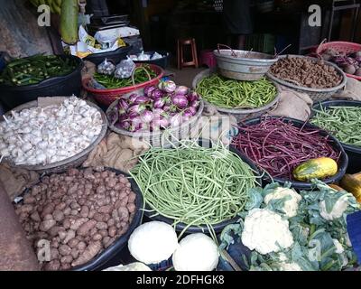 Thrissur, Kerala, Inde - 12-04-2020: Légumes en vente dans un magasin Banque D'Images