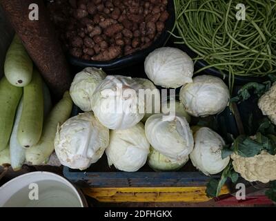 Thrissur, Kerala, Inde - 12-04-2020: Chou à vendre dans un magasin de légumes Banque D'Images