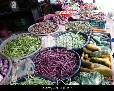 Thrissur, Kerala, Inde - 12-04-2020: Groupe de légumes dans un magasin Banque D'Images