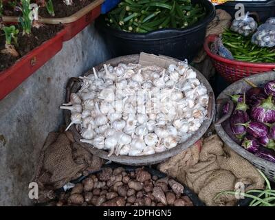 Thrissur, Kerala, Inde - 12-04-2020: Ail à vendre dans un magasin de légumes Banque D'Images