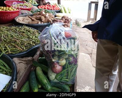 Thrissur, Kerala, Inde - 12-04-2020: Légumes emballés dans un sac plastique Banque D'Images