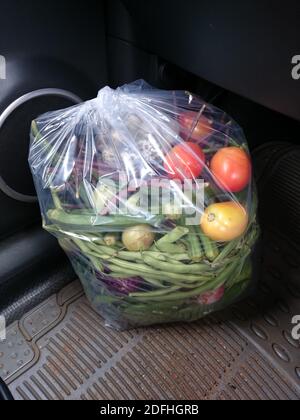 Thrissur, Kerala, Inde - 12-04-2020: Légumes emballés dans la voiture Banque D'Images