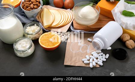 Produits sains de journal intime et non-journal riches en calcium sur fond sombre. Une alimentation saine. Banque D'Images