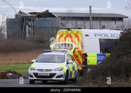 Pékin, Chine. 4 décembre 2020. Photo prise le 4 décembre 2020 montre des véhicules de police près de la scène d'une explosion dans un centre de traitement des eaux usées à Avonmouth, près de la ville de Bristol, dans le sud-ouest de l'Angleterre, en Grande-Bretagne. Quatre personnes ont été tuées jeudi lors d'une grande explosion dans un centre de traitement des eaux usées d'Avonmouth, a confirmé la police locale. Crédit: Tim Ireland/Xinhua/Alamy Live News Banque D'Images