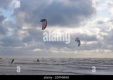 Camber, East Sussex, Royaume-Uni. 05 décembre 2020. Météo au Royaume-Uni : le vent s'est ramassé, ce qui est idéal pour ces surfeurs de cerf-volant qui profitent des conditions de brouillements à Camber dans l'est du Sussex. Crédit photo : PAL Media/Alamy Live News Banque D'Images