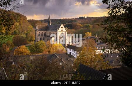 ODENTHAL, ALLEMAGNE - 8 NOVEMBRE 2020 : image panoramique de la cathédrale d'Altenberg à la lumière automnale du 8 novembre 2020 en Allemagne Banque D'Images