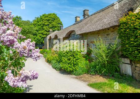 Vue sur les chalets au chaume à Baslow, Derbyshire Dales, Derbyshire, Angleterre, Royaume-Uni, Europe Banque D'Images