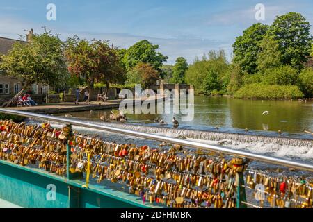 Vue des écluses d'amour sur le pont enjambant River Wye, Bakewell, Derbyshire Dales, Derbyshire, Angleterre, Royaume-Uni, Europe Banque D'Images