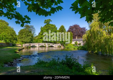 Sheepwash Bridge and River Wye, Ashford in the Water, Derbyshire Dales, Derbyshire, Angleterre, Royaume-Uni, Europe Banque D'Images