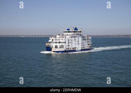 le ferry wightlink pour l'île de wight traversant le solent dans le hampshire Banque D'Images