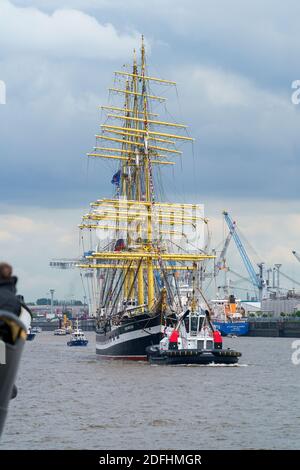 Anniversaire du port 2019, Hambourg, Allemagne, 10 mai 2019. La barque russe à quatre mâts Kruzenshtern est tirée vers la berth. Banque D'Images