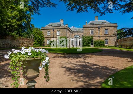 Vue sur Melbourne Hall par une journée ensoleillée, South Derbyshire, Derbyshire, Angleterre, Royaume-Uni, Europe Banque D'Images