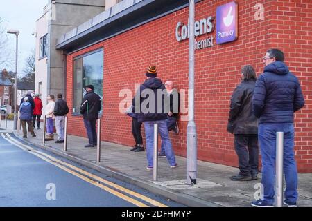 Kidderminster, Royaume-Uni. 5 décembre 2020. La demande de vaccins contre la grippe est incroyablement élevée, et les gens sont vus ici à Kidderminster avant 8 heures le samedi matin, faisant la queue devant leur chirurgie GP pour recevoir un jab gratuit contre la grippe. Depuis que le ministère de la Santé et des Affaires sociales a lancé le programme de vaccination contre la grippe 2020 le 1er décembre pour les 64 à 50 ans, c'est le premier week-end où les patients éligibles ont pu se rendre dans les cliniques de vaccination contre la grippe. Crédit : Lee Hudson/Alay Live News Banque D'Images