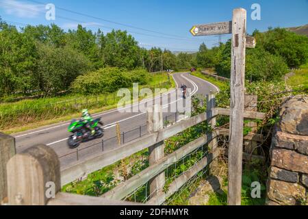 Vue sur les motocyclistes sur la route et panneau Penine Way près de Hayfield, High Peak, Derbyshire, Angleterre, Royaume-Uni, Europe Banque D'Images