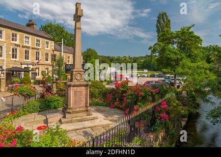 Vue sur le Royal Hotel and River à Hayfield, High Peak, Derbyshire, Angleterre, Royaume-Uni, Europe Banque D'Images