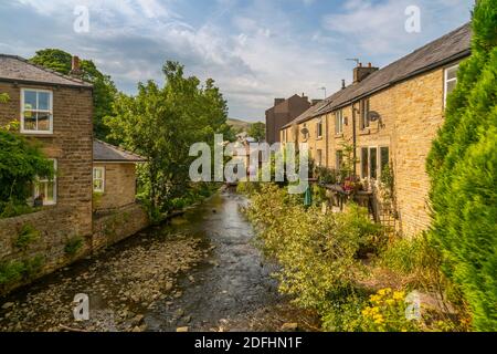 Vue sur les chalets en pierre et la rivière à Hayfield, High Peak, Derbyshire, Angleterre, Royaume-Uni, Europe Banque D'Images