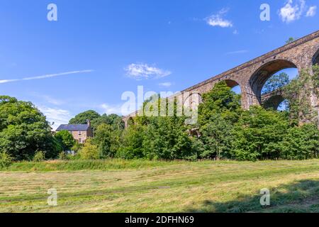 Vue sur le viaduc de chemin de fer à deux voies à Chapel Milton, Derbyshire, Angleterre, Royaume-Uni, Europe Banque D'Images