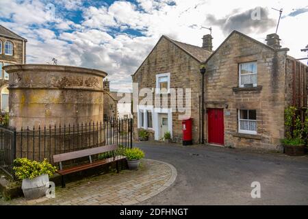 Vue sur le puits d'eau dans le village de Youlgrave, Peak District National Park, Derbyshire, Angleterre, Royaume-Uni, Europe Banque D'Images
