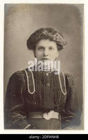 Soft focus carte postale édouardienne de la jeune femme, vers 1908, Royaume-Uni Banque D'Images