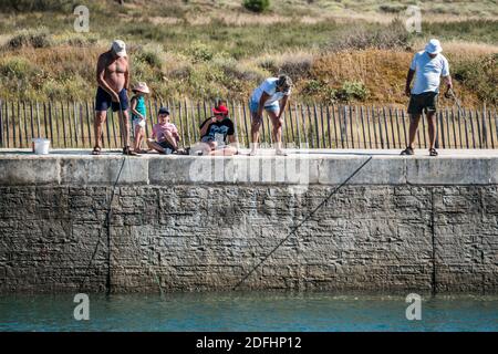 Fischermaen dans le port de Boyardville, île d'Oléron, France, Europe. Banque D'Images