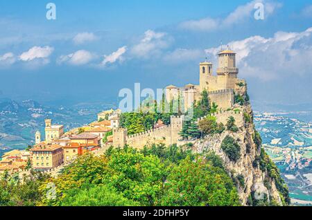 République Saint-Marin Prima Torre Guaita première tour forteresse avec murs en briques sur le mont Titano pierre roc avec arbres verts, vue panoramique aérienne de dessus Banque D'Images