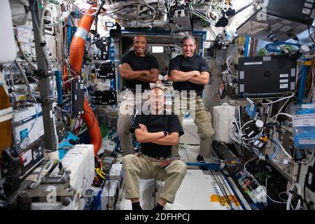 ISS - 02 décembre 2020 - trois ingénieurs de vol Expedition 64 se posent ensemble pour un portrait ludique à l'intérieur du module de laboratoire américain Destiny. Clockwis Banque D'Images