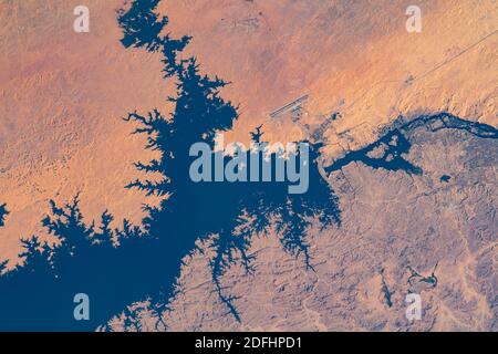 ÉGYPTE - 26 novembre 2020 - en photo de la Station spatiale internationale, le barrage d'Assouan en Égypte sépare le lac Nasser du Nil - photo : GE Banque D'Images