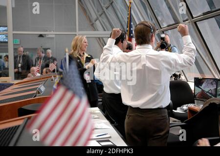 CENTRE SPATIAL KENNEDY, États-Unis - 04 juillet 2006 - dans la salle de tir 4 du Launch Control Center, Mike Leinbach, directeur du lancement de la navette (premier plan), applaudit Banque D'Images