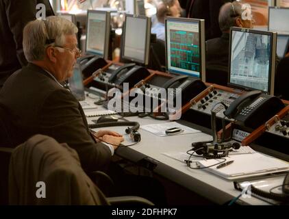 KENNEDY SPACE CENTER, États-Unis - 04 juillet 2006 - dans la salle de tir 4 du Launch Control Center, le directeur du Kennedy Space Center, Jim Kennedy, observe le succès Banque D'Images