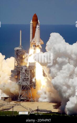 KENNEDY SPACE CENTER, États-Unis - 04 juillet 2006 - la navette spatiale Discovery lance le feu d'artifice du 4 juillet avec son propre écran enflammé alors qu'elle lance la fusée Banque D'Images