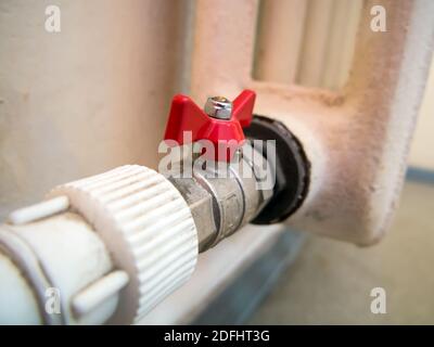 Raccordement d'un ancien radiateur en fonte à des tuyaux en plastique Banque D'Images