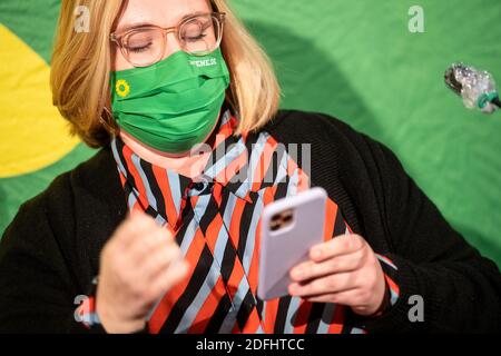 Brême, Allemagne. 05e décembre 2020. Alexandra Werwath (Bündnis 90/Die Grünen), porte-parole des Verts de Brême, participe à un vote par smartphone lors de la conférence en ligne des Verts de Brême. Les Verts de Brême ont Uni leurs forces pour leur première conférence de fête numérique. Le parti, qui fait partie du gouvernement de l'État rouge-vert-rouge, est ainsi en train de se préparer à la réunion des membres de l'État, qui a été initialement prévue en face à face en novembre. Credit: Sina Schuldt/dpa/Alay Live News Banque D'Images