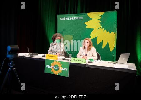 Brême, Allemagne. 05e décembre 2020. Hanse Schmidt (l), chef du parti parlementaire de Bündnis 90/Die Grünen Kreisverband Bremerhaven, et Silvia Schön (Bündnis 90/Die Grünen), vice-président du Parlement de Brême, parlent lors de la conférence en ligne des Verts de Brême. Les Verts de Brême ont Uni leurs forces pour leur première conférence de fête numérique. Le parti, qui fait partie du gouvernement de l'État rouge-vert-rouge, est ainsi en train de se préparer à la réunion des membres de l'État, qui a été initialement prévue en face à face en novembre. Credit: Sina Schuldt/dpa/Alay Live News Banque D'Images