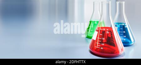 Erlenmeyers avec liquide rouge, bleu et vert dans un laboratoire. Taille de la bannière Web Banque D'Images