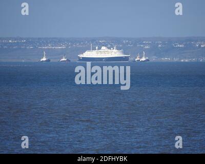 Sheerness, Kent, Royaume-Uni. 5 décembre 2020. Le bateau de croisière CMV Astoria a été remorqué à midi après avoir été mis en place à Tilbury pendant plusieurs mois. Crédit : James Bell/Alay Live News Banque D'Images