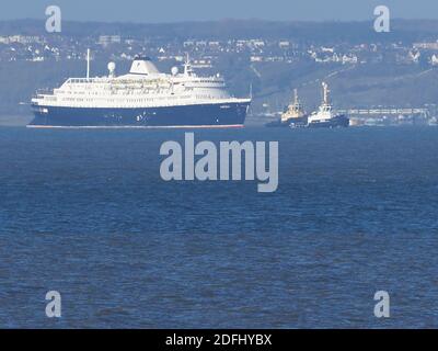 Sheerness, Kent, Royaume-Uni. 5 décembre 2020. Le bateau de croisière CMV Astoria a été remorqué à midi après avoir été mis en place à Tilbury pendant plusieurs mois. Crédit : James Bell/Alay Live News Banque D'Images