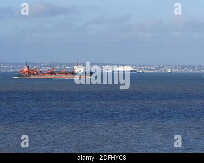 Sheerness, Kent, Royaume-Uni. 5 décembre 2020. Le bateau de croisière CMV Astoria a été remorqué à midi après avoir été mis en place à Tilbury pendant plusieurs mois. Crédit : James Bell/Alay Live News Banque D'Images