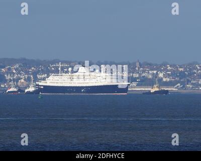 Sheerness, Kent, Royaume-Uni. 5 décembre 2020. Le bateau de croisière CMV Astoria a été remorqué à midi après avoir été mis en place à Tilbury pendant plusieurs mois. Crédit : James Bell/Alay Live News Banque D'Images